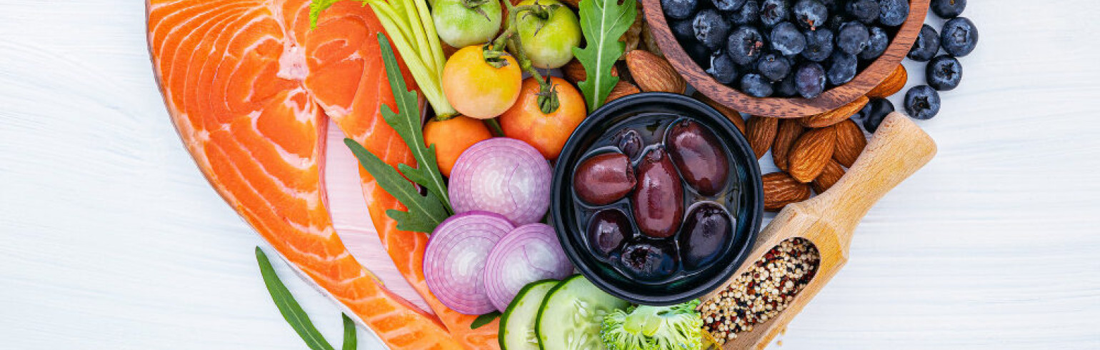 Coração com comida saudável