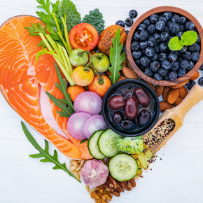 Coração com comida saudável